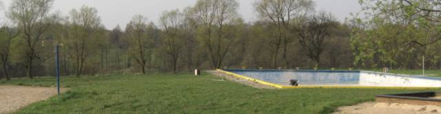 Brze Kujawski - basen w miejscu cmentarza ydowskiego 