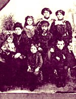 Rodzina Michałowskich, mieszkańcy domu przy obecnej ul. Sportowej 1. Pomiędzy rodzicami stoi Rejzel Michałowska, późniejsza matka Hermana Storicka. Zdjęcie z 1907 roku 