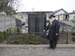 Rabin Chaim Dalfin przy grobie ofiar Zagady przy dawnej synagodze w Krasnosielcu, fot. K. Bielawski