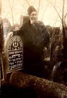 Cmentarz ydowski w Midzyrzecu Podlaskim. Mczyzna przy macewie Frajdy crki Mordechaja Cwi, zmarej 19 listopada 1917 r. 