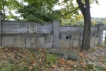 Mur z przymocowanymi nagrobkami na cmentarzu ydowskim w Mylenicach