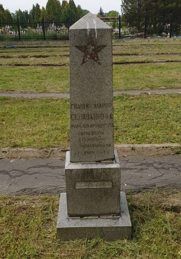 Nagrobek na cmentarzu wojennym w Wadowicach, wykonany prawdopodobnie z obelisku z cmentarza żydowskiego. W części cokołowej widoczna sygnatura zakładu kamieniarskiego (Wulkan Bielitz) oraz ślady po usuniętej pierwotnej inskrypcji