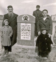 Rodzina przy grobie Fridy Lei Grojnej, crki Mosze Zewa, ony Symchy na cmentarzu ydowskim w yrardowie (fot. nieznany, zdjcie z kolekcji Gabe Groner)